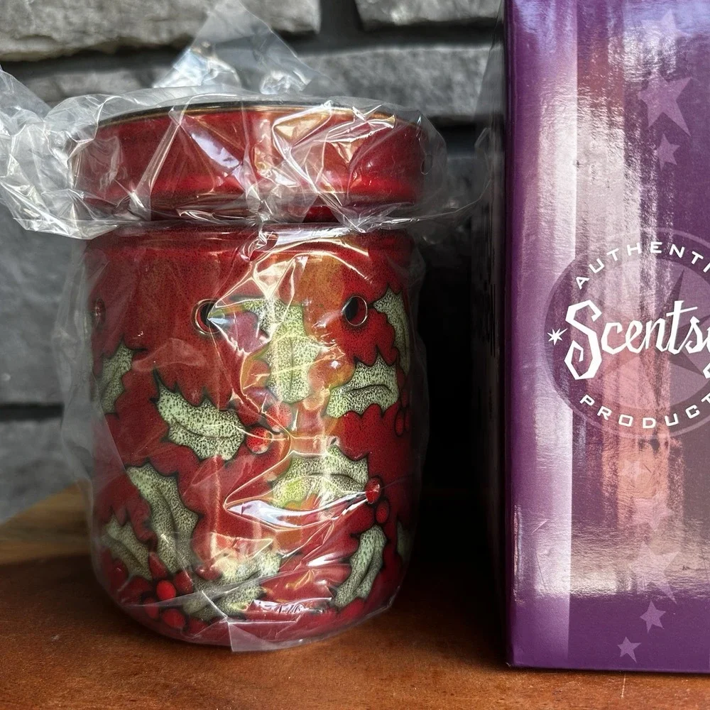 Scentsy Merry Berry Holly Wax Warmer Full Size Christmas Holiday Retired BNIB